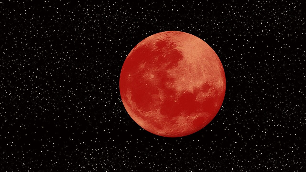 Blood Moon rising over the sand dunes of Jaisalmer, Rajasthan.